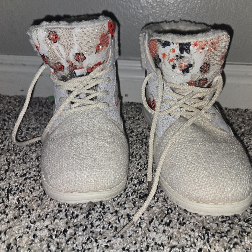 Size 6 booties - Picture 3 of 4